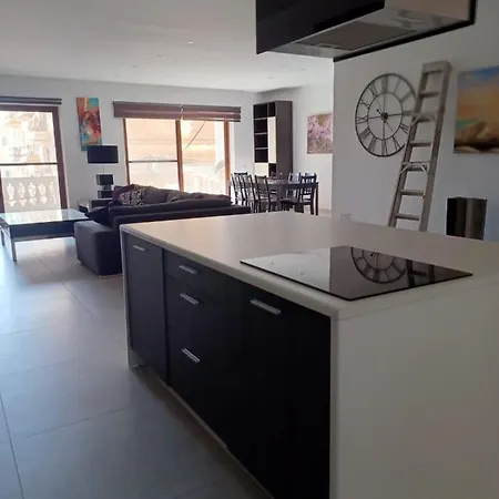 شقة Partial Seaview 4 Bedroom Apt