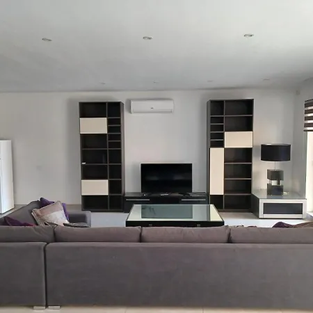 Apartment Partial Seaview 4 Bedroom Apt *