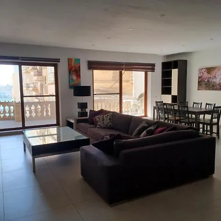 Partial Seaview 4 Bedroom Apt 아파트 슬리에마