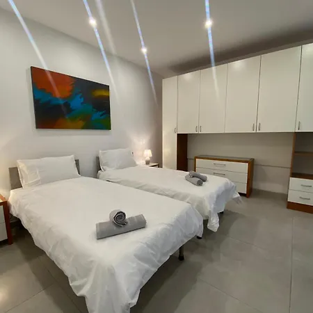 Partial Seaview 4 Bedroom Apt 슬리에마