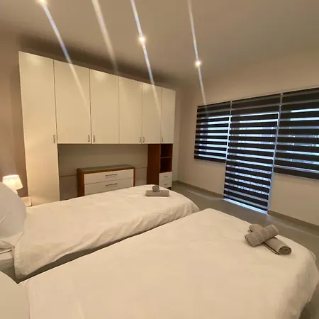 Apartament Partial Seaview 4 Bedroom Apt
