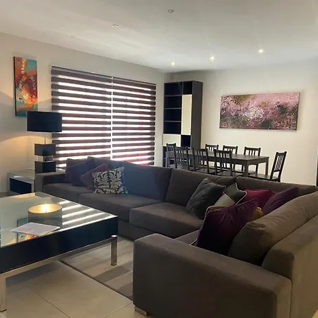 Partial Seaview 4 Bedroom Apt 아파트