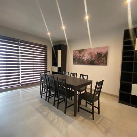 Partial Seaview 4 Bedroom Apt 아파트 슬리에마