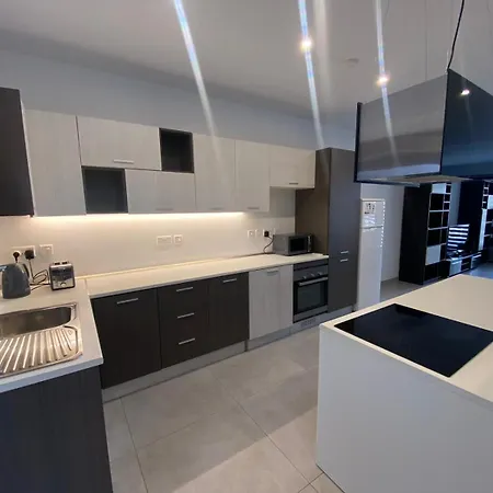 Partial Seaview 4 Bedroom Apt 아파트
