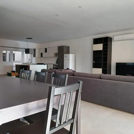 Partial Seaview 4 Bedroom Apt Apartament
